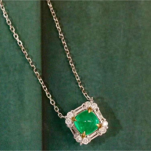 輝く高品質な 0.7ct 天然 エメラルド ダイヤモンドペンダントトップ