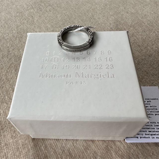 Maison Martin Margiela(マルタンマルジェラ)の22AW新品4 メゾン マルジェラ エングレーブ リング 指輪 真鍮 シルバー レディースのアクセサリー(リング(指輪))の商品写真