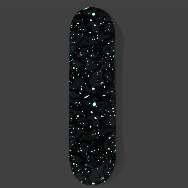 A BATHING APE(アベイシングエイプ)のSPACE CAMO SKATEBOARD 黒 BAPE スポーツ/アウトドアのスポーツ/アウトドア その他(スケートボード)の商品写真