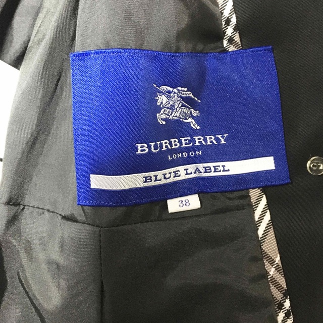 BURBERRY BLUE LABEL(バーバリーブルーレーベル)のバーバリーブルーレーベル トレンチコート ベルト付き ホースロゴ 牛革 黒 38 レディースのジャケット/アウター(トレンチコート)の商品写真