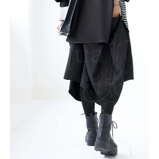 アンティカ(antiqua)の【新品】変形デザインスカート　サイズF　ブラック(ひざ丈スカート)