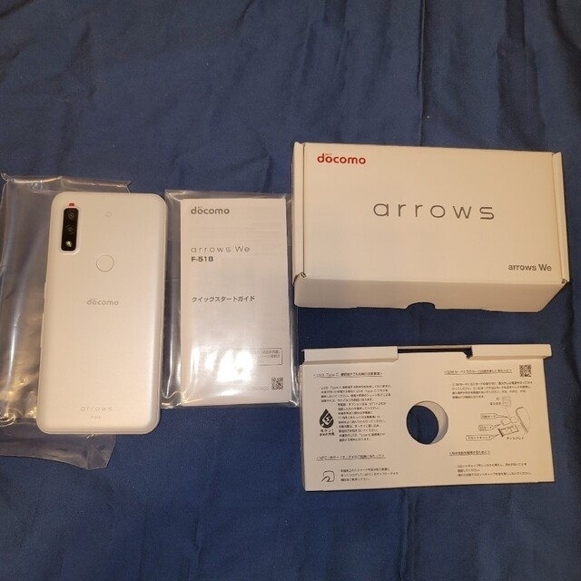 arrows(アローズ)のarrows We F-51B ホワイト W スマホ/家電/カメラのスマートフォン/携帯電話(スマートフォン本体)の商品写真