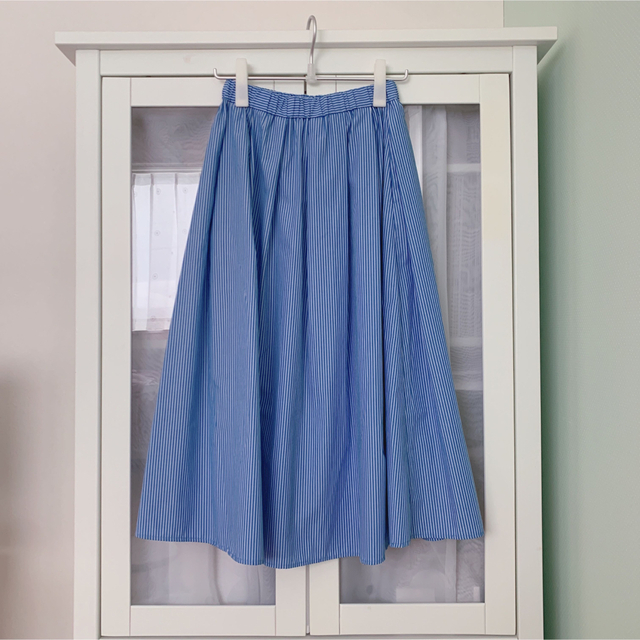GU(ジーユー)の2月26日まで　GU タックフレアミディスカート(ストライプ) ブルー レディースのスカート(ロングスカート)の商品写真
