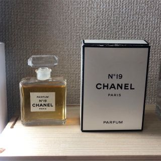 シャネル(CHANEL)のCHANEL 香水 No19 パルファム　フランス製(香水(女性用))