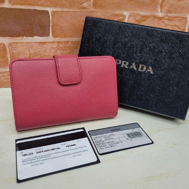 PRADA(プラダ)のスヌーピー様専用　箱無し価格 レディースのファッション小物(財布)の商品写真