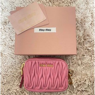 ミュウミュウ(miumiu)のmiumiuピンクポーチ【美品】(ポーチ)