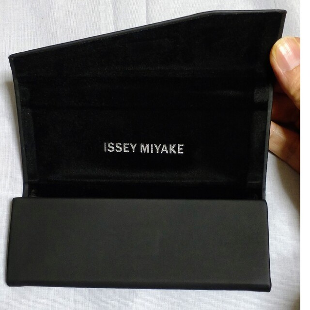 ISSEY MIYAKE(イッセイミヤケ)のイッセイミヤケ メガネケースとメガネふき 新品 ISSEY MIYIYAKE メンズのファッション小物(サングラス/メガネ)の商品写真