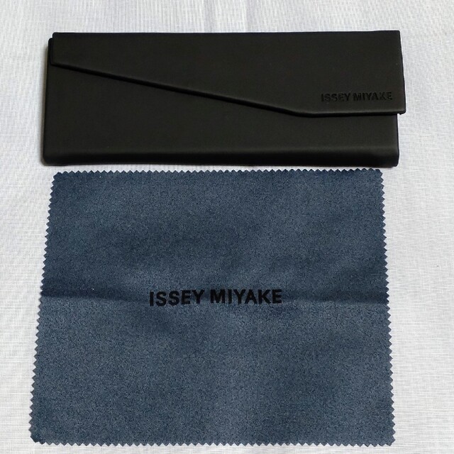 ISSEY MIYAKE(イッセイミヤケ)のイッセイミヤケ メガネケースとメガネふき 新品 ISSEY MIYIYAKE メンズのファッション小物(サングラス/メガネ)の商品写真