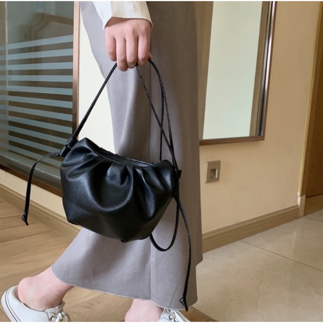 ギャザー デザイン ショルダー バッグ モノトーン ママ マンドゥ 韓国 海外 レディースのバッグ(クラッチバッグ)の商品写真