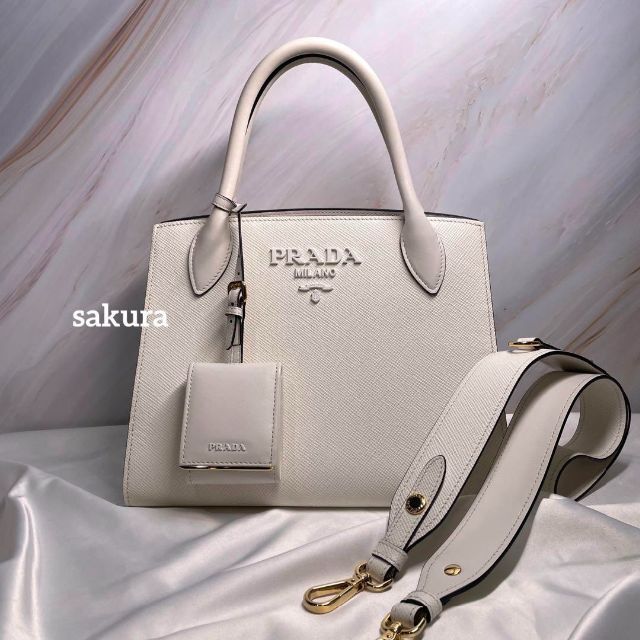 大流行中! PRADA - 《PRADA》モノクロームバッグ ホワイト トートバッグ 大流行中! PRADA - 《PRADA》モノクロームバッグ ホワイト トートバッグ