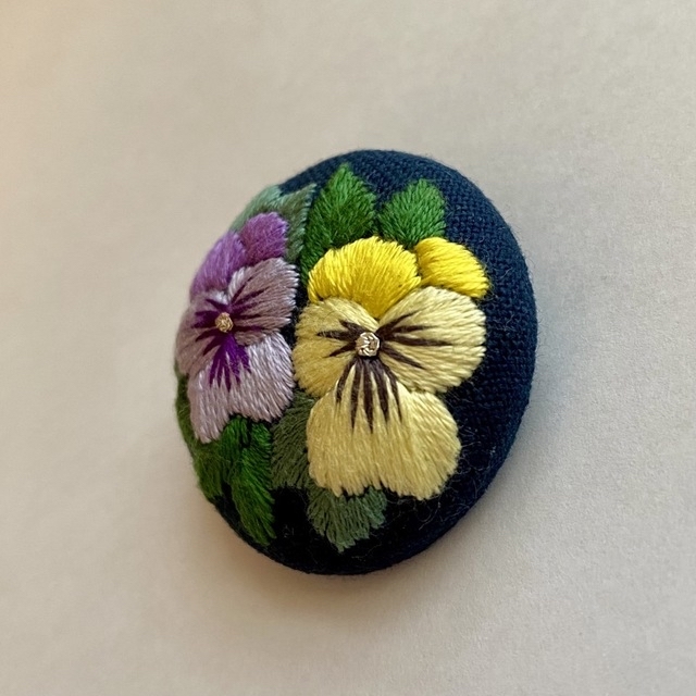 ハンドメイド　ビオラの刺繍ブローチ　NO.24