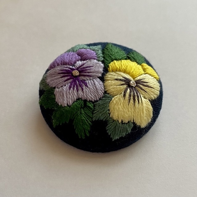 ハンドメイド　ビオラの刺繍ブローチ　NO.24