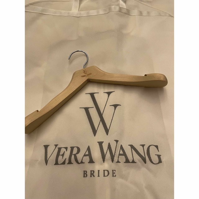 Vera Wang(ヴェラウォン)のVera Wang Diana (サイズ2) レディースのフォーマル/ドレス(ウェディングドレス)の商品写真