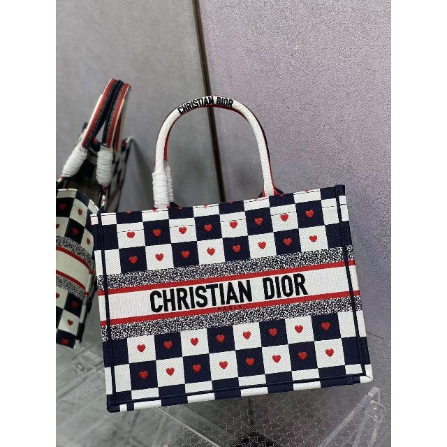 【即納!最大半額!】 DIOR ブックトート 新品 未使用 ハート その他 【即納!最大半額!】 DIOR ブックトート 新品 未使用 ハート その他