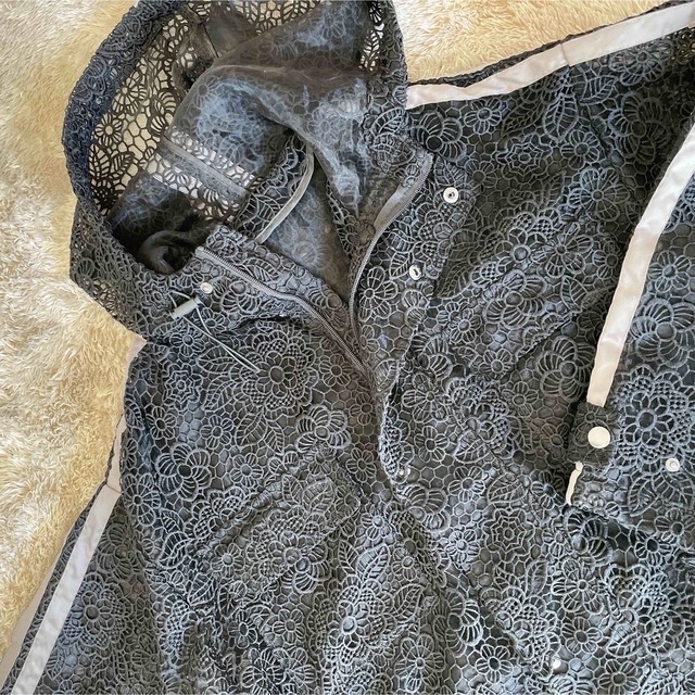 Lois CRAYON(ロイスクレヨン)のロイスクレヨン　シースルー　アウター　刺繍　黒　ブラック　スポーティー レディースのジャケット/アウター(ロングコート)の商品写真