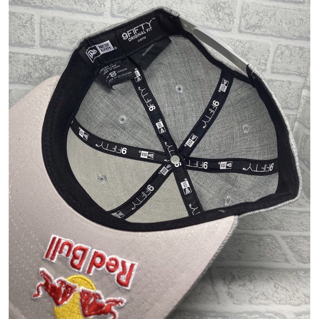 NEW ERA(ニューエラー)の【新品】刺繍多数 RedBull レッドブル ×ニューエラキャップ　グレー メンズの帽子(キャップ)の商品写真