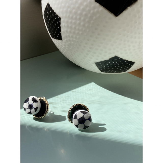 サッカーボール　ノンホールピアス ハンドメイドのアクセサリー(イヤリング)の商品写真