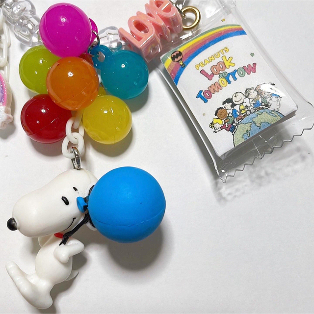 SNOOPY(スヌーピー)のお空にふわふわ🎈🌈飛んでいくよ🐶🐥💓キーホルダー ハンドメイドのアクセサリー(キーホルダー/ストラップ)の商品写真