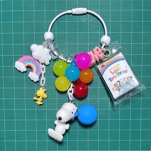 SNOOPY(スヌーピー)のお空にふわふわ🎈🌈飛んでいくよ🐶🐥💓キーホルダー ハンドメイドのアクセサリー(キーホルダー/ストラップ)の商品写真