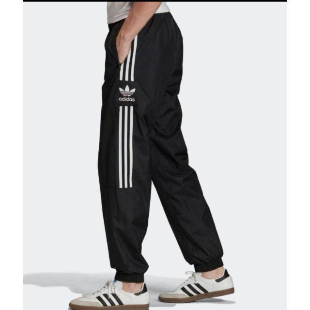 Originals（adidas）(オリジナルス)の新品 adidas 黒 ロックアップ ナイロンパンツ アディダス ジャージ 男性 メンズのパンツ(その他)の商品写真