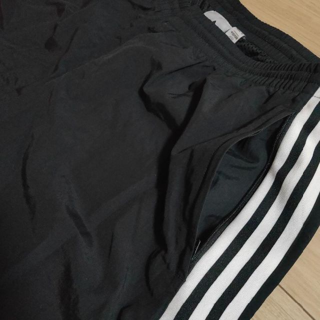 Originals（adidas）(オリジナルス)の新品 adidas 黒 ロックアップ ナイロンパンツ アディダス ジャージ 男性 メンズのパンツ(その他)の商品写真