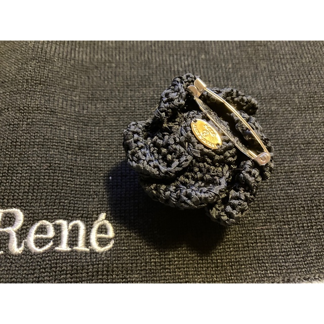 René(ルネ)のルネ　かぎ針編み　カメリアコサージュ レディースのアクセサリー(ブローチ/コサージュ)の商品写真