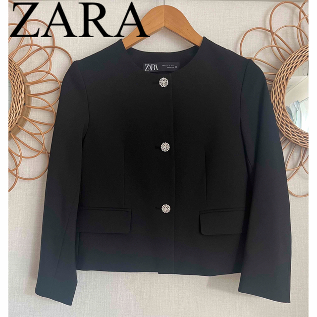 ZARA(ザラ)の美品　ZARA ザラ　ノーカラージャケット　アウター　ビジュー　人気　完売 レディースのジャケット/アウター(ノーカラージャケット)の商品写真