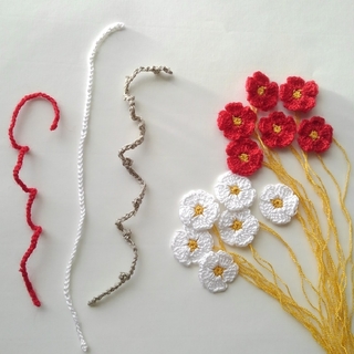 鍵針編みの小花　赤６枚、白６枚(紐付き)(各種パーツ)