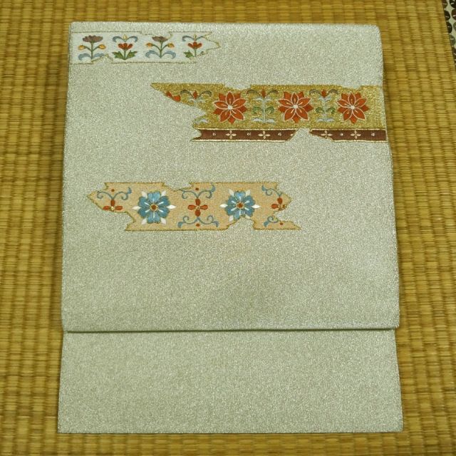 銀糸織りに金糸と花の刺繍　名古屋帯