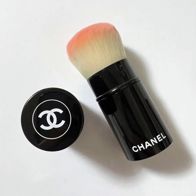 CHANEL(シャネル)のCHANEL パウダーブラシ チークブラシ パンソー カブキブラシ N°108 コスメ/美容のメイク道具/ケアグッズ(チーク/フェイスブラシ)の商品写真