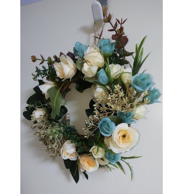 白、青バラ 造花 リース ハンドメイド ハンドメイドのフラワー/ガーデン(リース)の商品写真