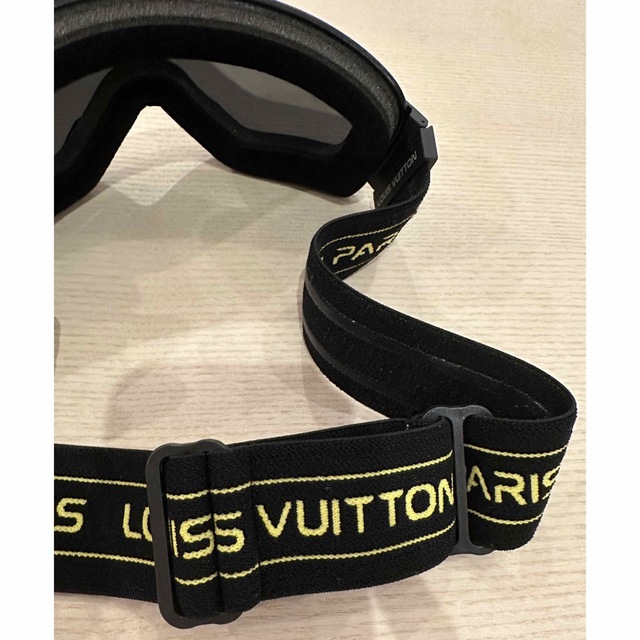 LOUIS VUITTON(ルイヴィトン)の新品未使用　ルイヴィトン　LOUIS VUITTON スキー　ゴーグル　黒　黄色 スポーツ/アウトドアのスキー(その他)の商品写真