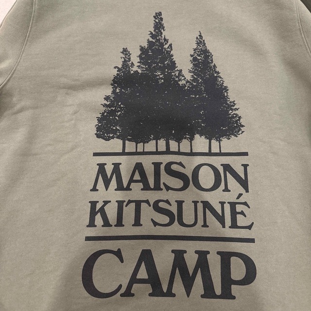 MAISON KITSUNE'(メゾンキツネ)の新品未使用　希少デザイン　メゾンキツネ　ビッグプリントロゴ入りスウェット  メンズのトップス(スウェット)の商品写真