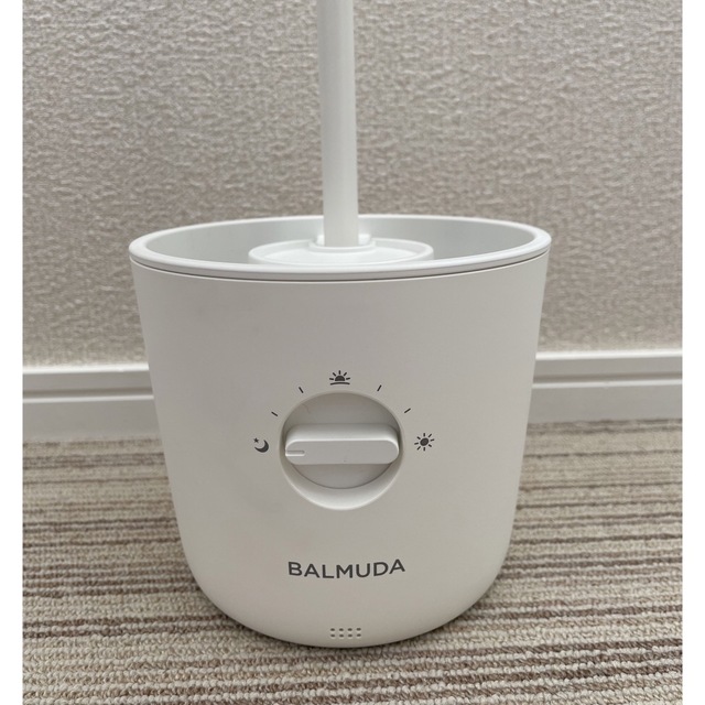 BALMUDA(バルミューダ)の新品未使用　BALMUDA The Light バルミューダ　ザライト(白) インテリア/住まい/日用品のライト/照明/LED(テーブルスタンド)の商品写真