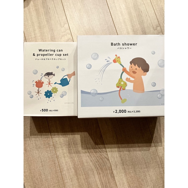 3COINS(スリーコインズ)のスリコ バスタイム 水遊び プール バスシャワー ジョーロ&プロペラカップセット エンタメ/ホビーのおもちゃ/ぬいぐるみ(ホビーラジコン)の商品写真