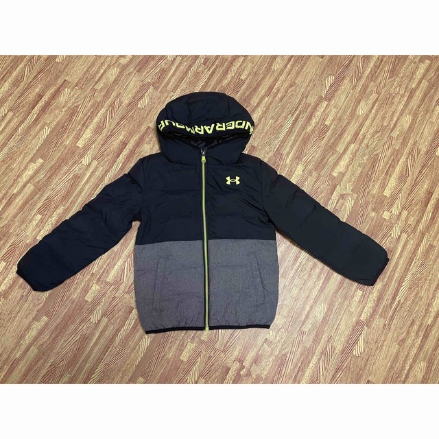 UNDER ARMOUR(アンダーアーマー)のアンダーアーマー　ダウン　130センチ キッズ/ベビー/マタニティのキッズ服男の子用(90cm~)(ジャケット/上着)の商品写真