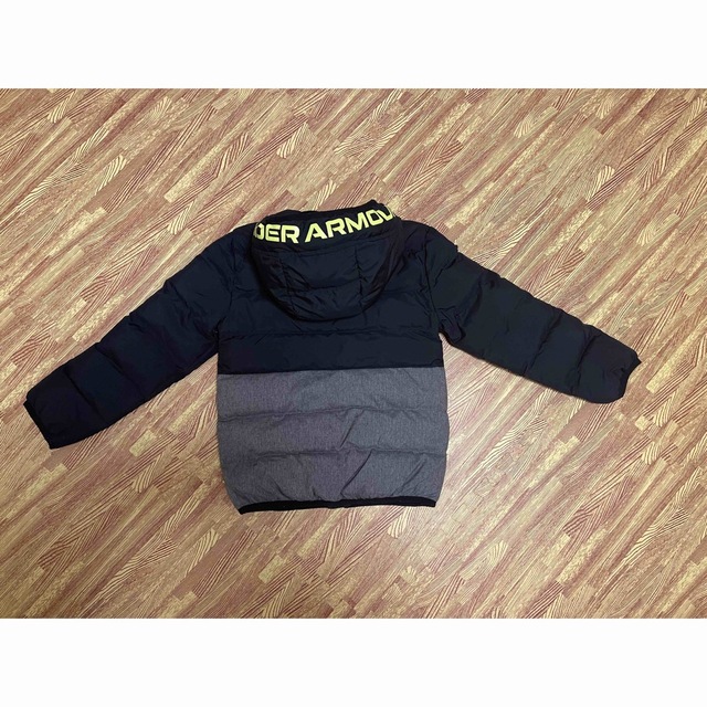 UNDER ARMOUR(アンダーアーマー)のアンダーアーマー　ダウン　130センチ キッズ/ベビー/マタニティのキッズ服男の子用(90cm~)(ジャケット/上着)の商品写真