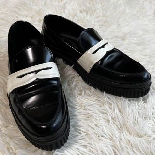 トッズ(TOD'S)のトッズ　 コインローファー　ツートン　バイカラー　イタリア製　白×黒　37.52(ローファー/革靴)