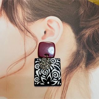 【handmade】モノトーンスクエアピアス／イヤリング(ピアス)