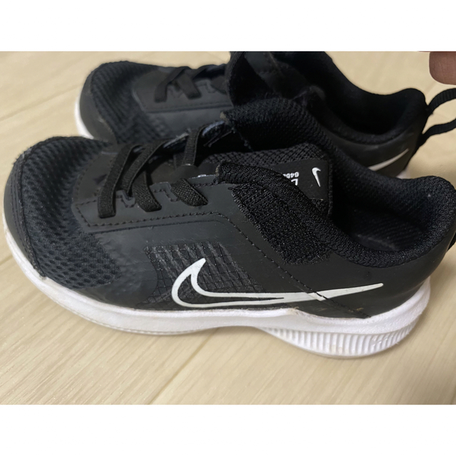 NIKE(ナイキ)のNIKE スニーカー　キッズ　ブラック キッズ/ベビー/マタニティのキッズ靴/シューズ(15cm~)(スニーカー)の商品写真