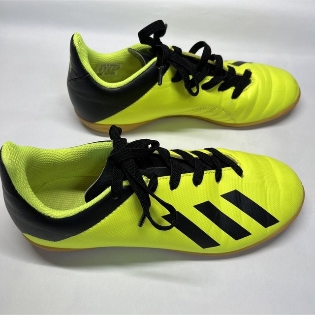 adidas(アディダス)のアディダス　フットサルシューズ　22cm スポーツ/アウトドアのサッカー/フットサル(シューズ)の商品写真