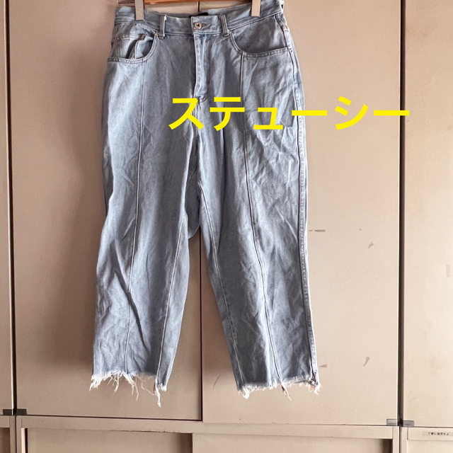 STUSSY(ステューシー)のステューシー　テーパードデニムパンツ　ダメージ加工　レディース レディースのパンツ(デニム/ジーンズ)の商品写真