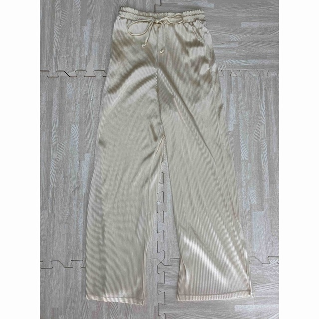 ズボン　パンツ　プリーツ　春服 レディースのパンツ(カジュアルパンツ)の商品写真