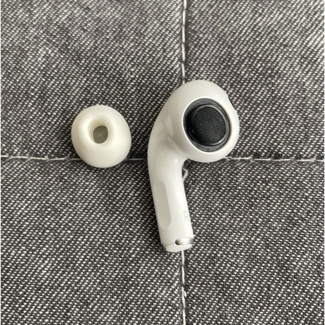 Apple(アップル)のAirPods Pro エアポッズ プロ Apple 純正品 イヤホン 右耳のみ スマホ/家電/カメラのオーディオ機器(ヘッドフォン/イヤフォン)の商品写真