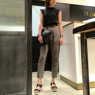 ナイン(NINE)の2点購入で500円引き！新品☆NINE 定価18000円 センタープレスパンツ(クロップドパンツ)