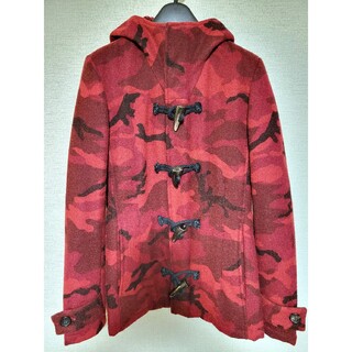 エイケイエム(AKM)の美品【AKM】ダッフルコート DUFFLE RED CAMO カモ  S(ダッフルコート)