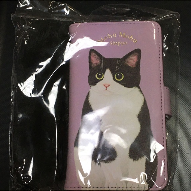 FELISSIMO(フェリシモ)の猫のしっぽストラップ付き　マルチスマホカバー　ハチワレ　新品　フェリシモ猫部 スマホ/家電/カメラのスマホアクセサリー(iPhoneケース)の商品写真