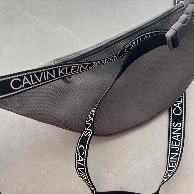 Calvin Klein(カルバンクライン)の匿名配送【新品未使用】Calvin Klein ボディーバッグ グレー メンズのバッグ(ボディーバッグ)の商品写真