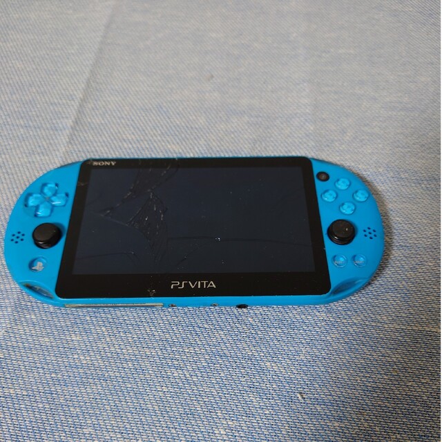 PlayStation Vita(プレイステーションヴィータ)の「PlayStation®Vita（PCH-2000シリーズ） Wi-Fiモデル エンタメ/ホビーのゲームソフト/ゲーム機本体(携帯用ゲーム機本体)の商品写真