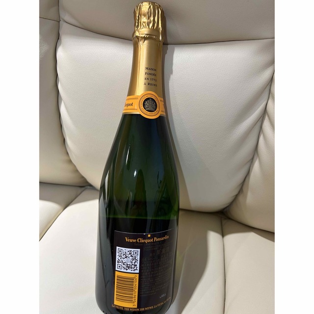 MOËT & CHANDON(モエエシャンドン)のヴーヴクリコ イエローラベル&モエ・エ・シャンドン 2本セット 食品/飲料/酒の酒(シャンパン/スパークリングワイン)の商品写真